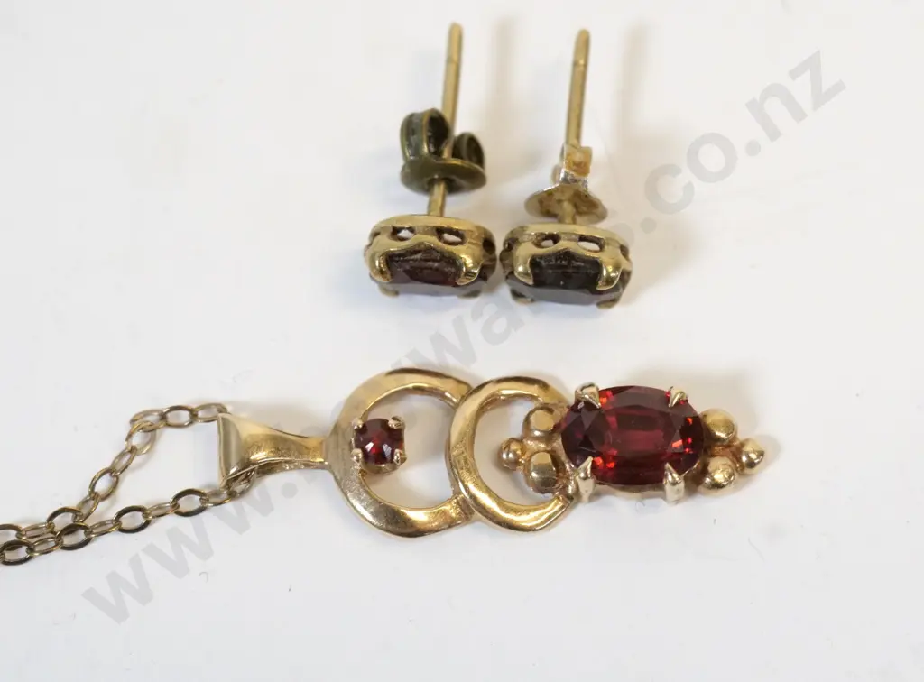 9ct garnet necklace & earrings Image 1++