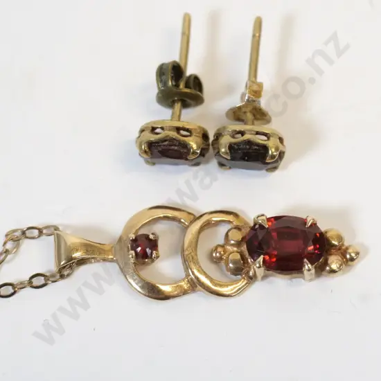 9ct garnet necklace & earrings
