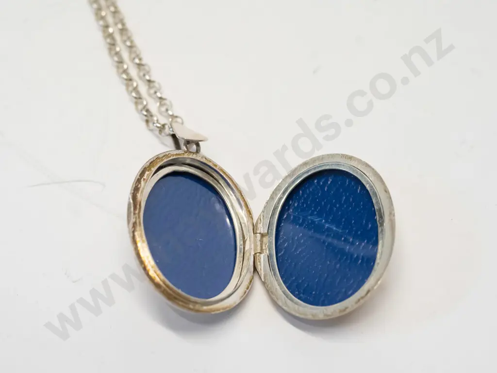 silver locket engraving on front only stamped 925 Image 1++