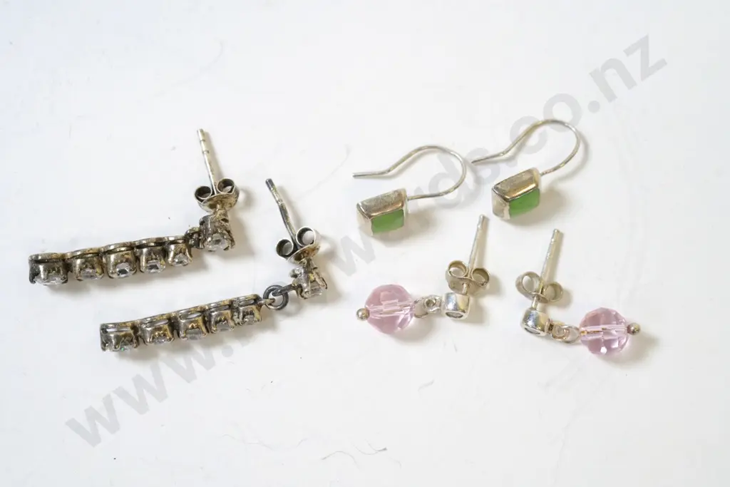 3 pairs of of earrings Image 1++