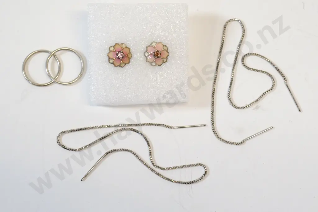 3 pairs of asstd earrings Image 1++