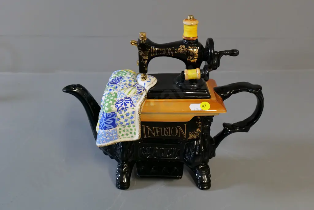 Cardew Design novelty sewing machine teapot H-280 L-300 Image 1++