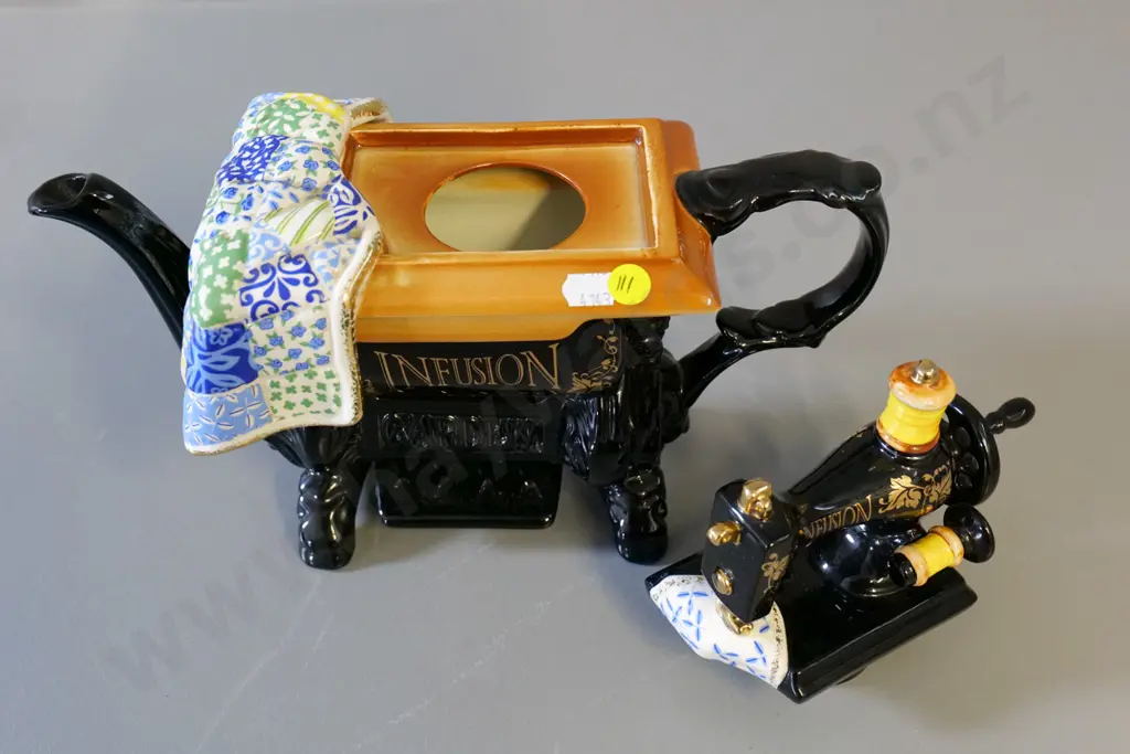 Cardew Design novelty sewing machine teapot H-280 L-300 Image 1++