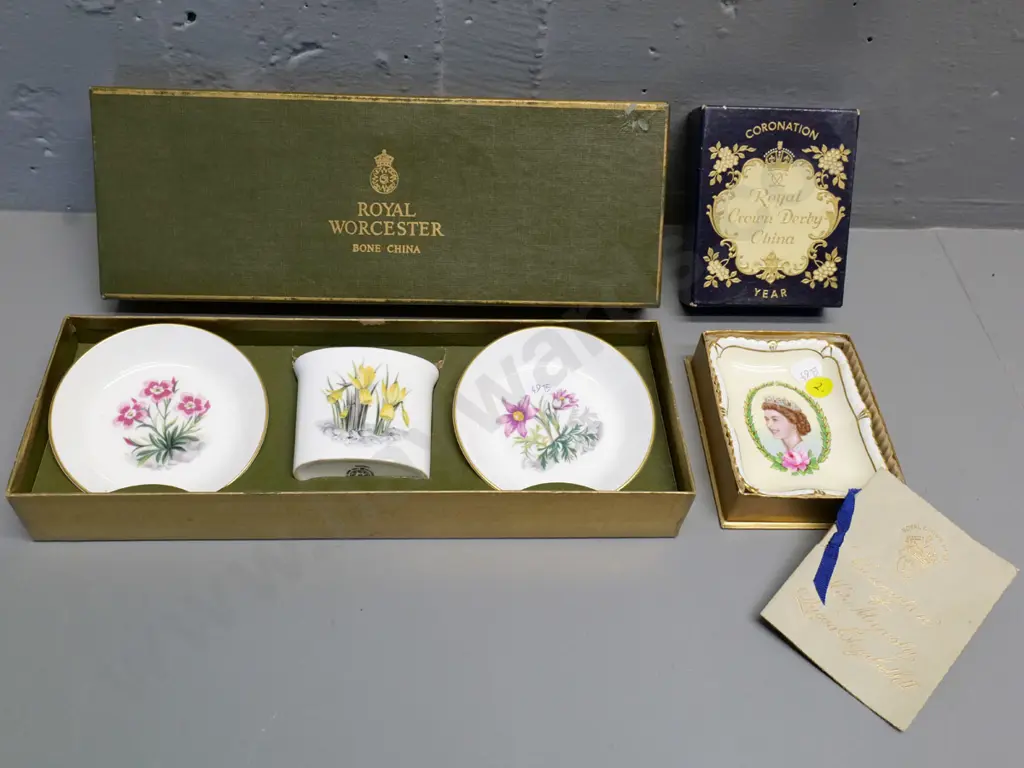 Royal Worcester botanical sweet dish and small vase set and Royal Crown Derby Coronation dish - both in original boxes Image 1++