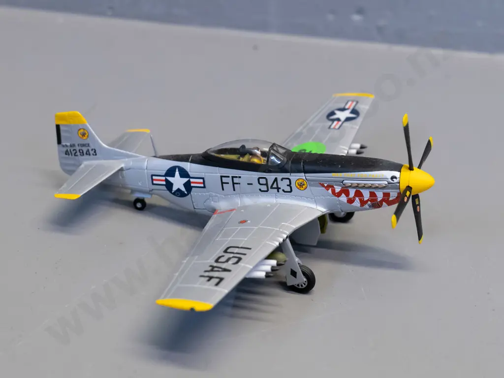 Corgi 1:72 die-cast USAF F-51D Mustang fighter with limited edition certificate card Image 1++