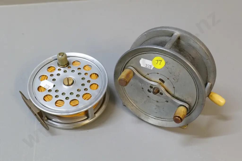 2 English fishing reels - Farlow Holdfast & other slightly larger with bone handle, diameter 110 Image 1++