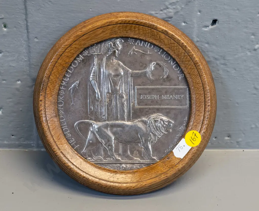 World War I memorial plaque or "dead man's penny" in wooden frame - outer diameter 160 Image 1++
