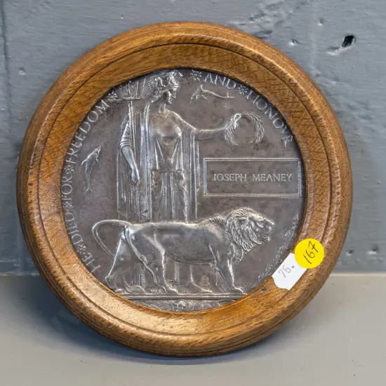 World War I memorial plaque or "dead man's penny" in wooden frame - outer diameter 160