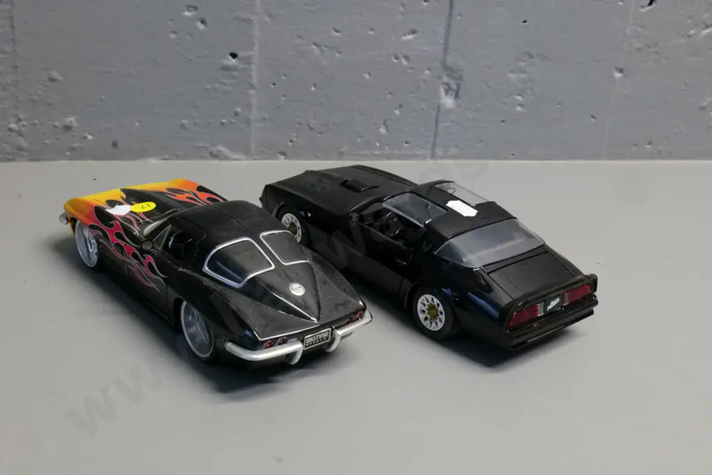 2 Jada die-cast model cars - 1:24 Pontiac Firebird and1:24 Chevrolet Corvette Image 1++
