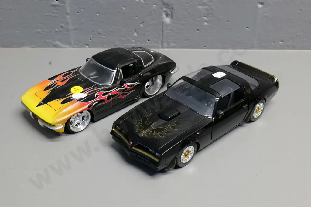 2 Jada die-cast model cars - 1:24 Pontiac Firebird and1:24 Chevrolet Corvette Image 1++