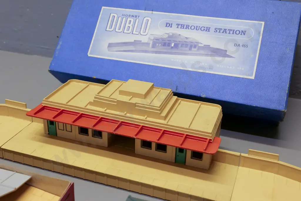 OO/HO gauge model railway items - 2 boxed Hornby Dublo stations, one cast metal, and a German station, some damage Image 1++