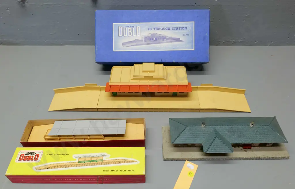 OO/HO gauge model railway items - 2 boxed Hornby Dublo stations, one cast metal, and a German station, some damage Image 1++
