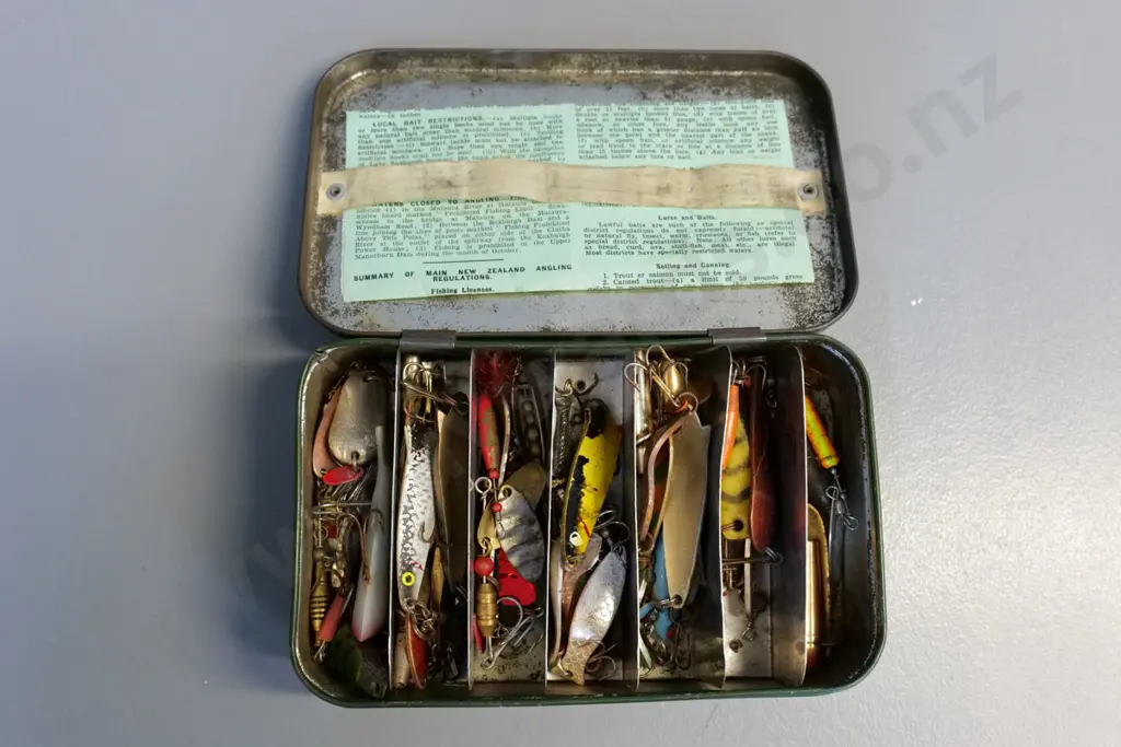 vintage Hockley minnow box with large assortment of lures Image 1++