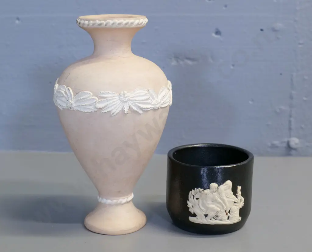 Temuka pottery - 2 pieces of jasperware - dusty pink vase H-190 signed TN Lovatt, small black pot dated 1981 Image 1++