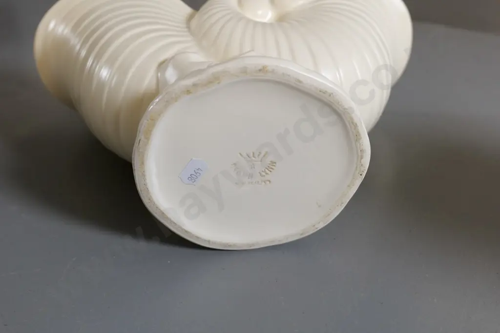 Crown Lynn double shell vase - stamped 550 H-180 W-290 Image 1++