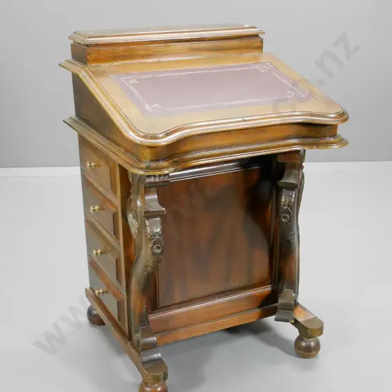 Victorian mahogany davenport with 4 drawers, fitted interior and gold embossed leather top H-870 W-570 D-560