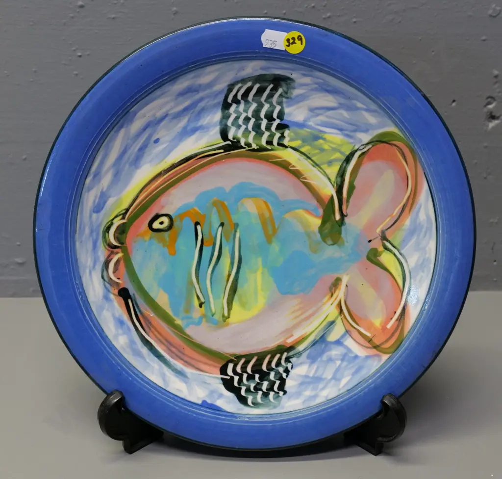 hand painted studio pottery fish plate signed P Henderson, Dunedin D-300 Image 1++
