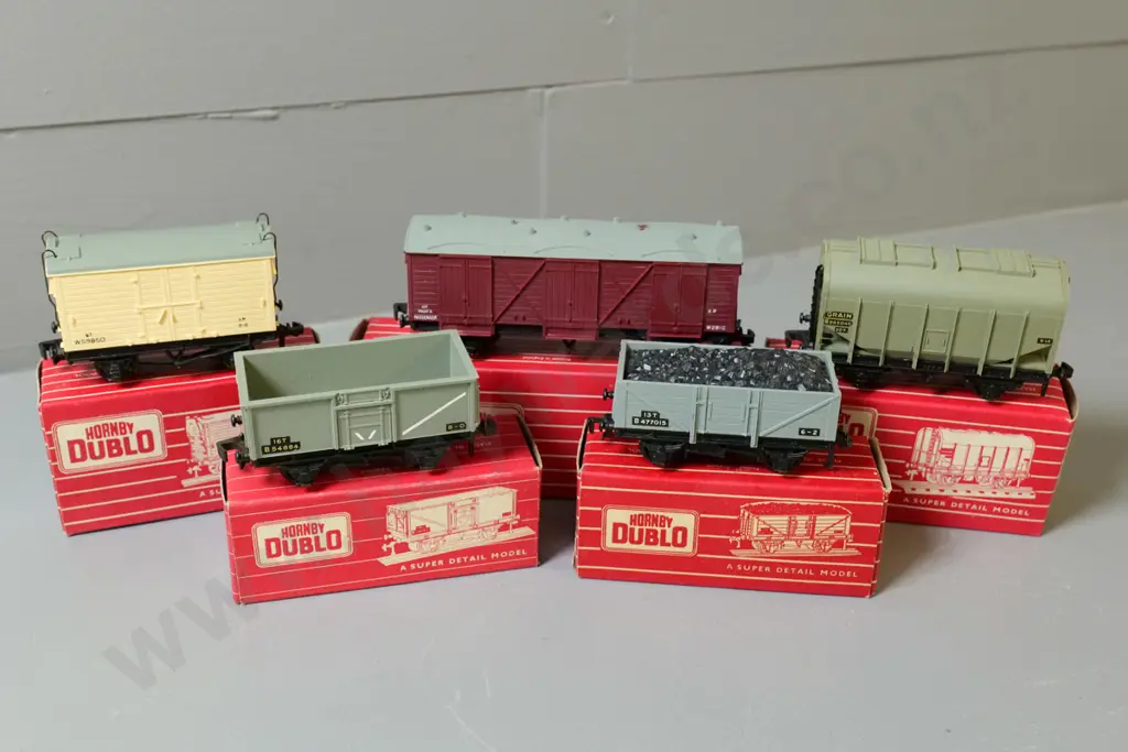 Hornby Dublo OO gauge model railway items - 5 freight wagons - grain wagon, refrigerator, mineral, coal etc. Image 1++