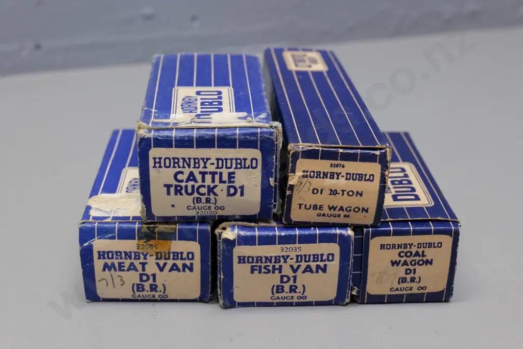 Hornby Dublo OO gauge model railway items - 5 all-metal freight wagons - cattle truck, meat van, fish, etc. Image 1++