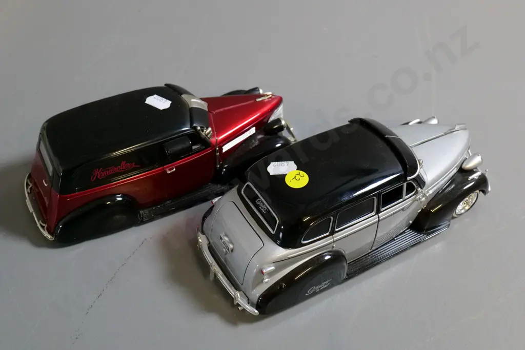 2 1:24 Jada die-cast model cars - Chevy Master Deluxe and Chevy delivery van, plus 3 figurines Image 1++