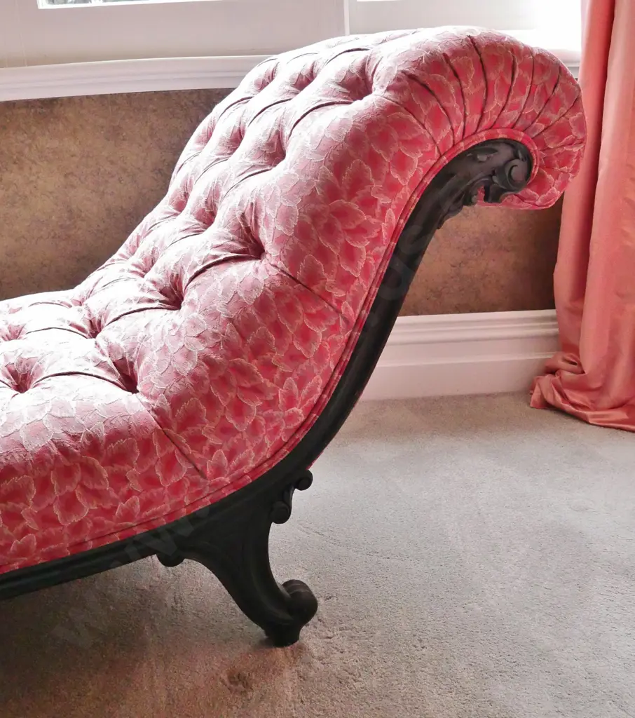 Louis-style carved frame rolled-end deep button chaise longue covered in pink damask H770 L-1850 D-620 Image 1++