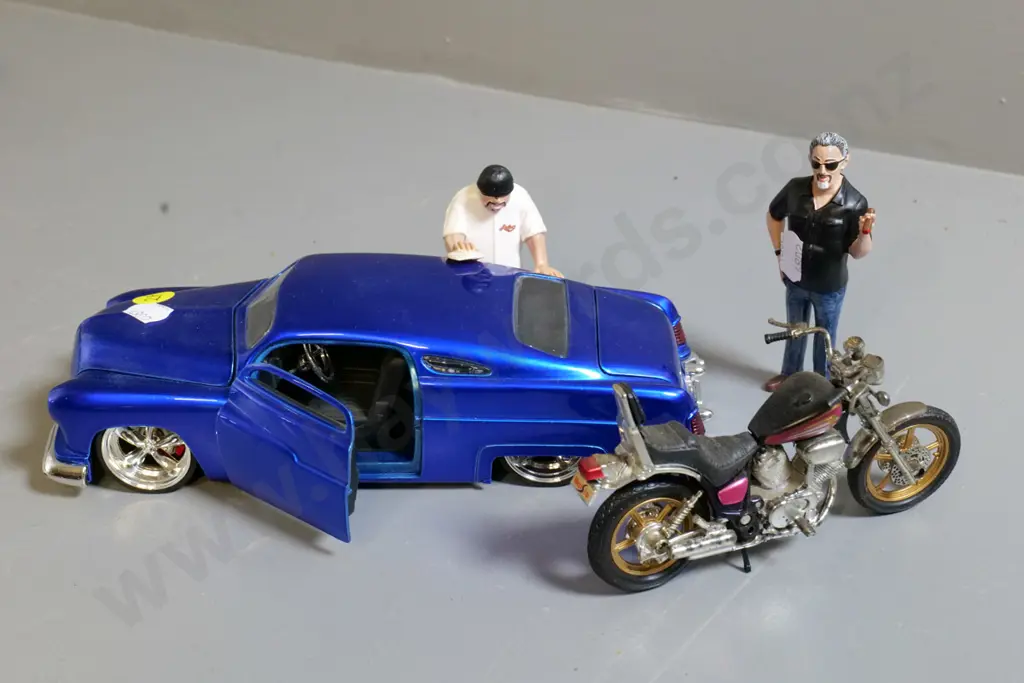 die-cast model car - 1:24 Jada Mercury low-rider plus a motorbike and 2 figurines Image 1++