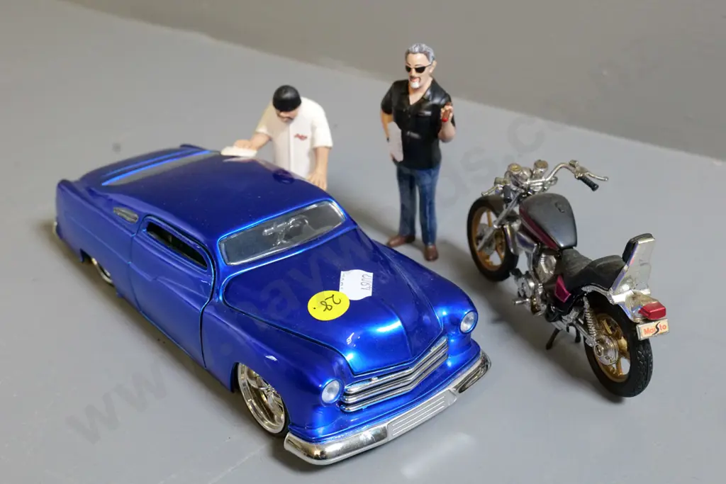 die-cast model car - 1:24 Jada Mercury low-rider plus a motorbike and 2 figurines Image 1++