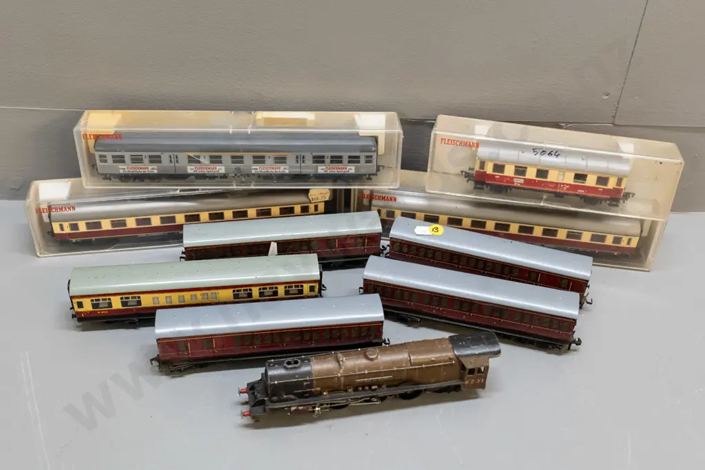 assorted model railway items - Duchess of Atholl locomotive, 9 assorted passenger carriages, some in cases Image 1++