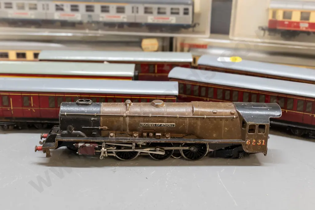 assorted model railway items - Duchess of Atholl locomotive, 9 assorted passenger carriages, some in cases Image 1++