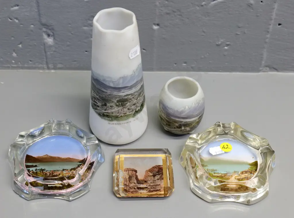 Queenstown souvenir ware - 2 frosted glass vases, 2 ashtrays, Skipper's Canyon paperweight - tallest vase H-150 Image 1++