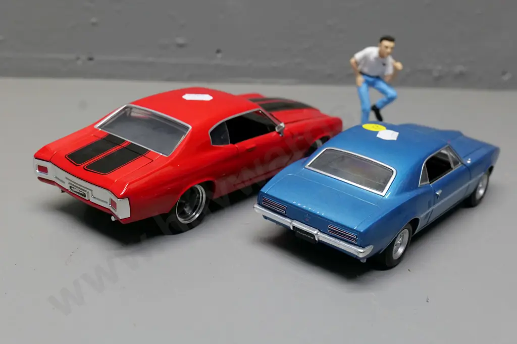 2 die-cast model cars - 1:24 Welly Pontiac Firebird, 1:24 Jada Chevy Chevelle Image 1++