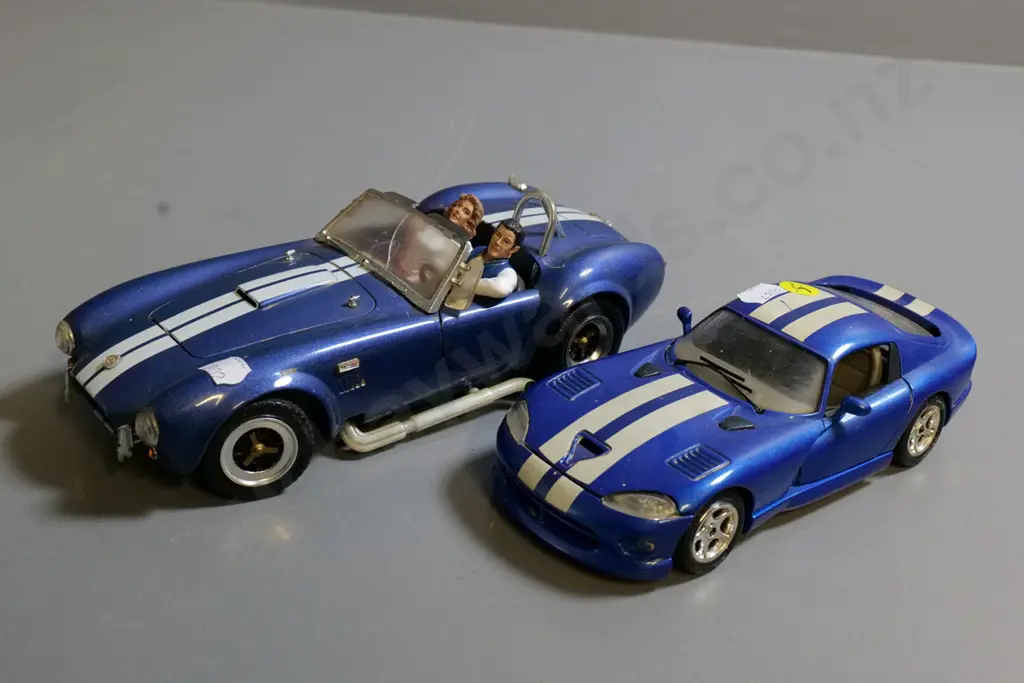 2 die-cast model cars - 1:24 Bburago Dodge Viper and 1:18 Road Tough Shelby Cobra with 2 figurines Image 1++