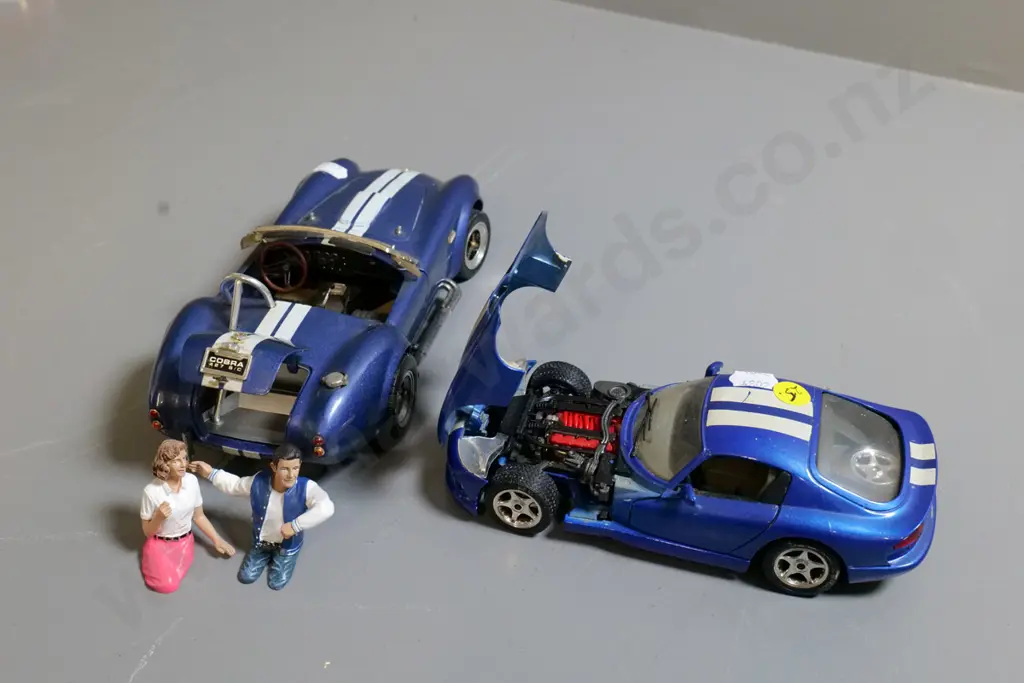 2 die-cast model cars - 1:24 Bburago Dodge Viper and 1:18 Road Tough Shelby Cobra with 2 figurines Image 1++
