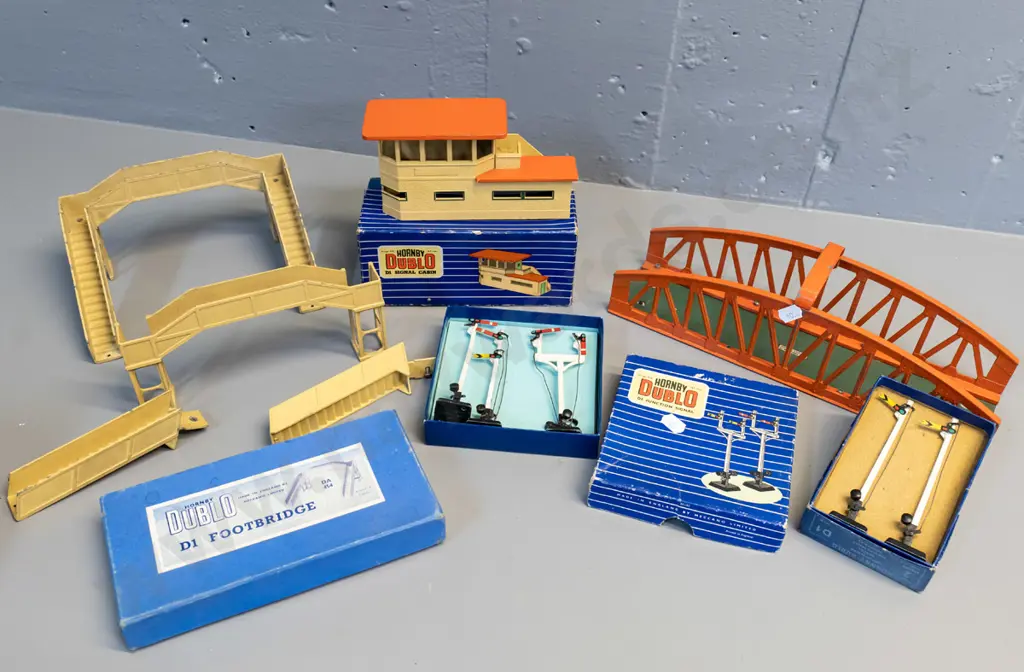 assorted model railway items - Hornby Dublo boxed alloy signal cabin, signals, overbridges, platforms, etc. Image 1++