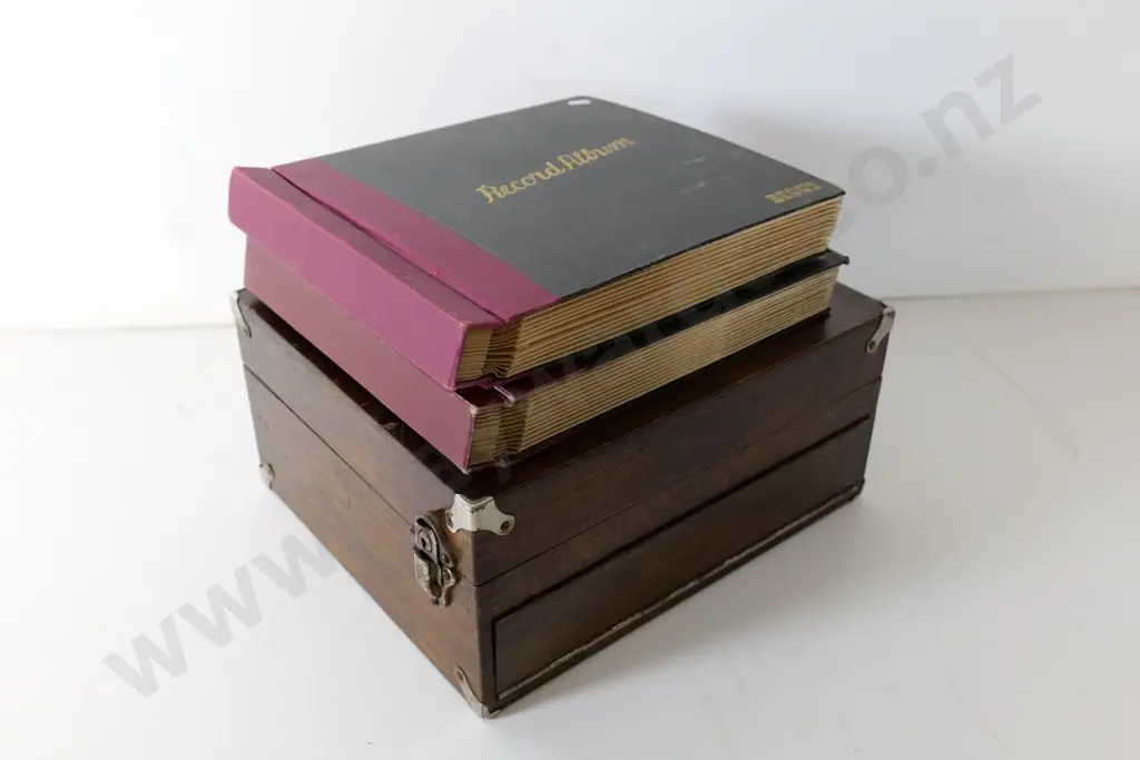 vintage Dulcetto portable wind-up gramophone and 2 albums of 78s plus needles - going condition, case needs attention Image 1++