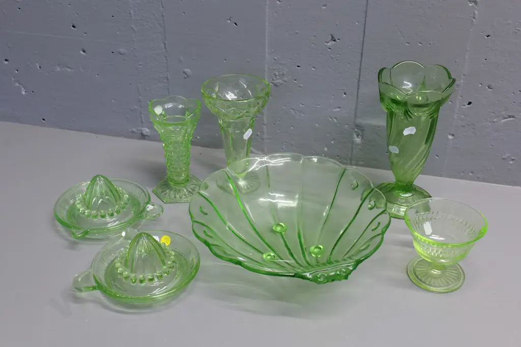 7 pieces green depression glass - 3 vases, 2 lemon squeezers, sweet dish, salad bowl D-250 Image 1++