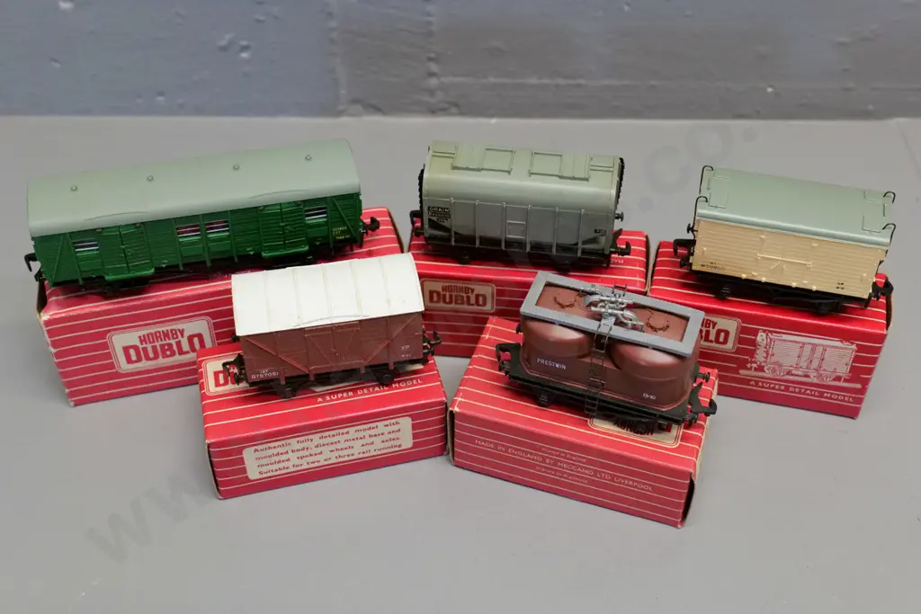 Hornby Dublo OO gauge model railway items - 5 freight wagons - grain van, refrigerator, etc. Image 1++