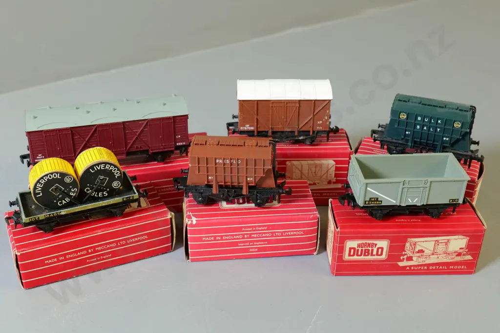 Hornby Dublo OO gauge model railway items - 6 freight wagons - salt, low-sider, cement, etc. Image 1++