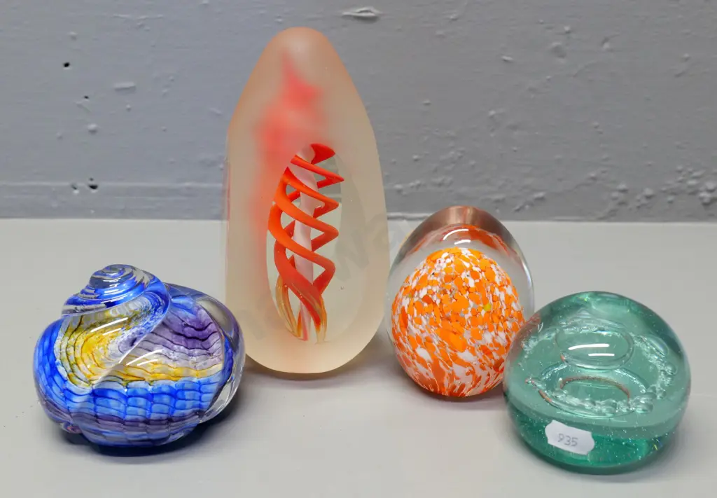 4 art glass paperweights - tallest is H-150 Image 1++