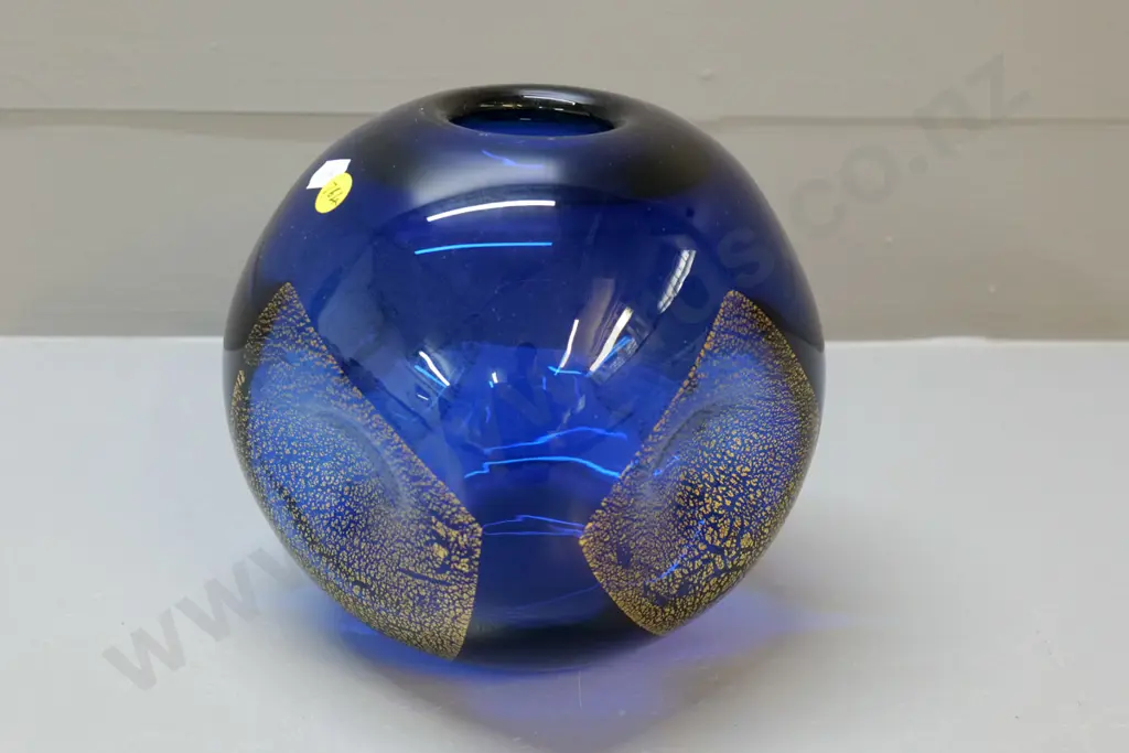 art glass vase - blue ball with gold leaf, indented sides H-180 D-110 Image 1++