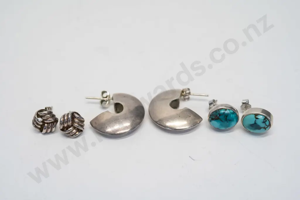 3 pairs of silver earrings Image 1++