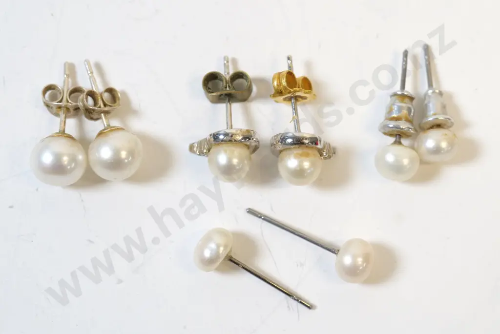 4 pairs of pearl stud earrings Image 1++