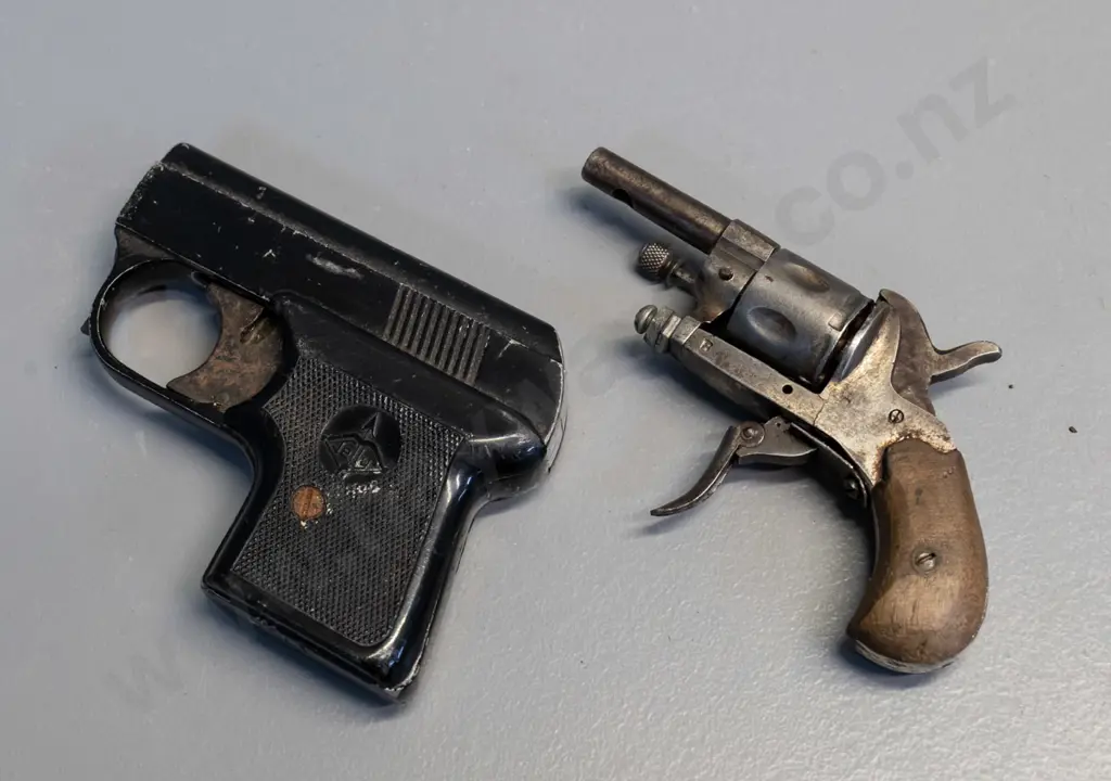 "Jelly" starter's pistol (corrosion, working condition unknown) and a miniature revolver (non working, barrel plugged) Image 1++