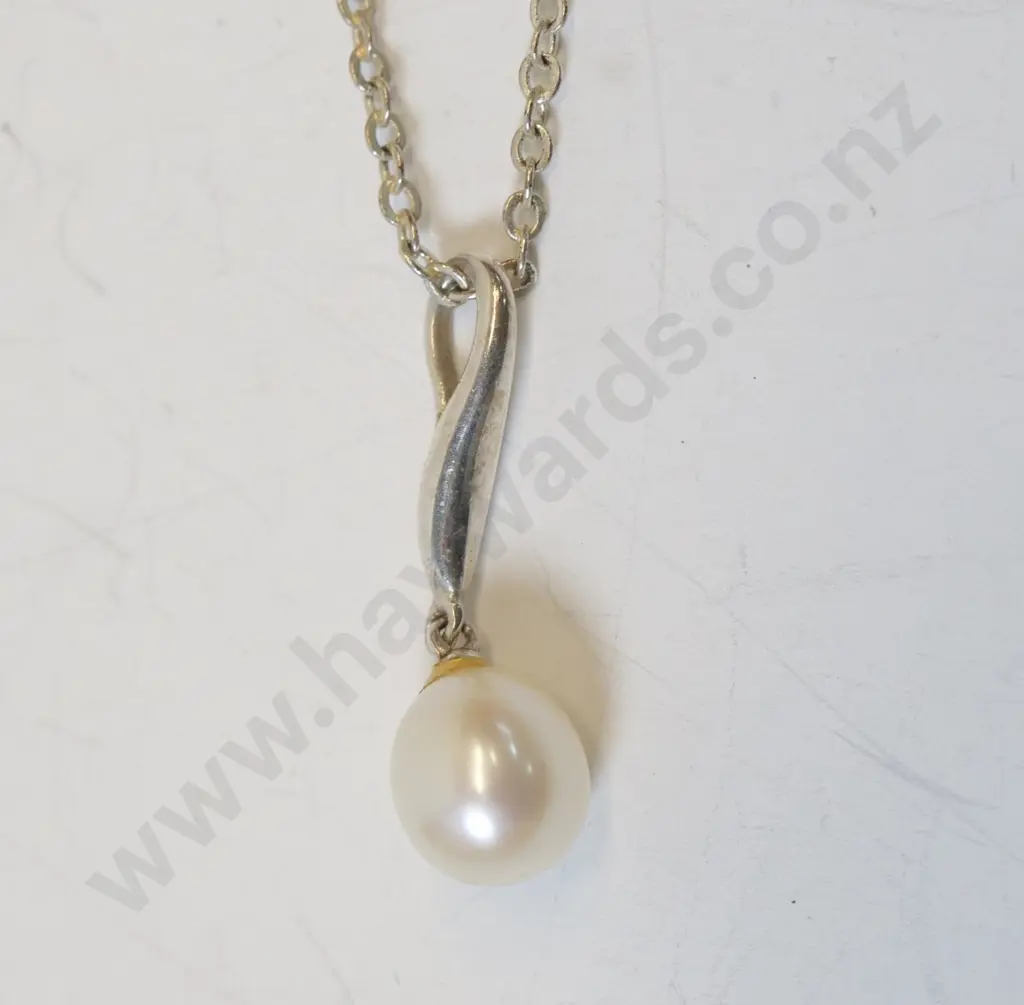 silver & pearl necklace stamped 925 Image 1++