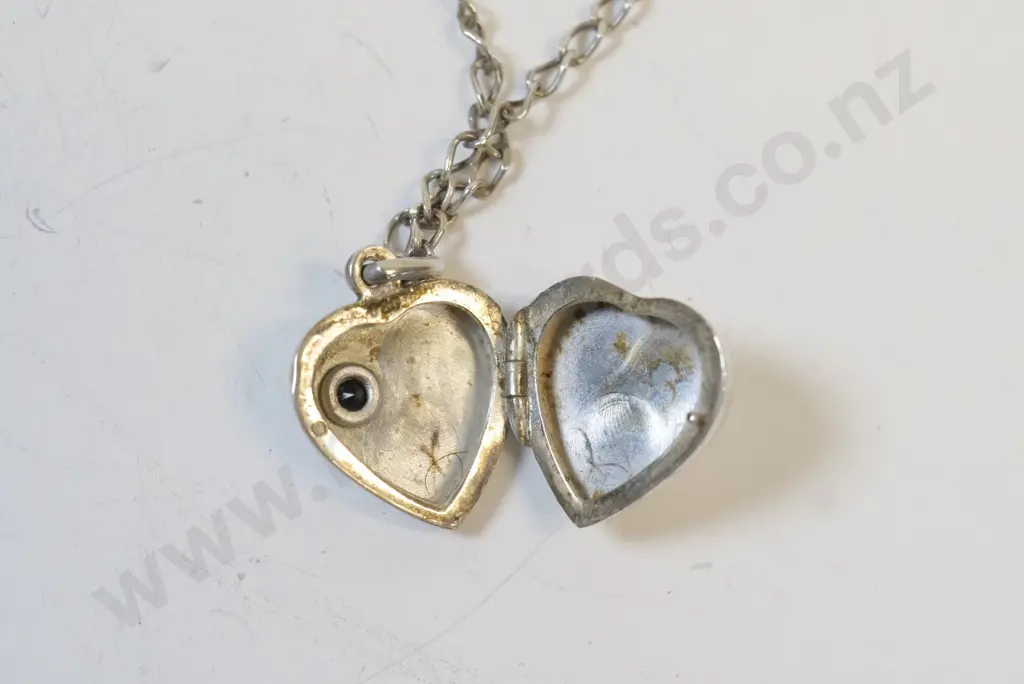 silver locket with sapphhire chain stamped 925 Image 1++