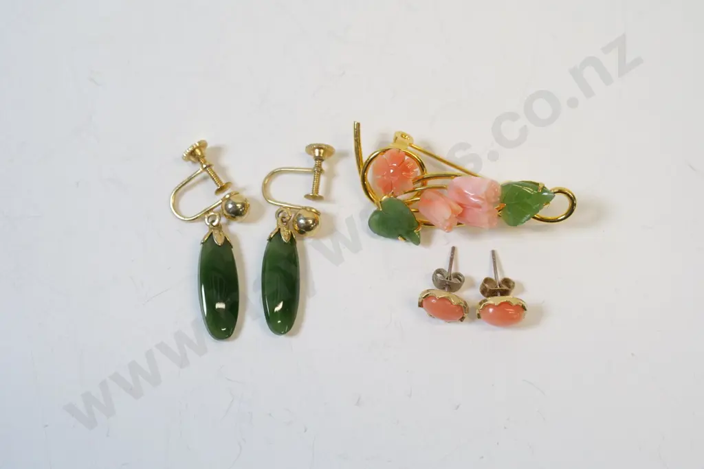 greenstone earrings {screw on] & coral brooch with matching earring Image 1++