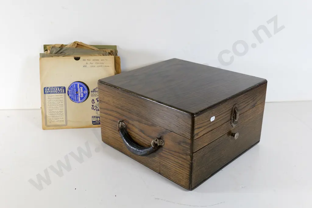 oak-cased portable wind-up gramophone - Outing Talking Machine Co New York - and various 78s H200 W350 D380 Image 1++