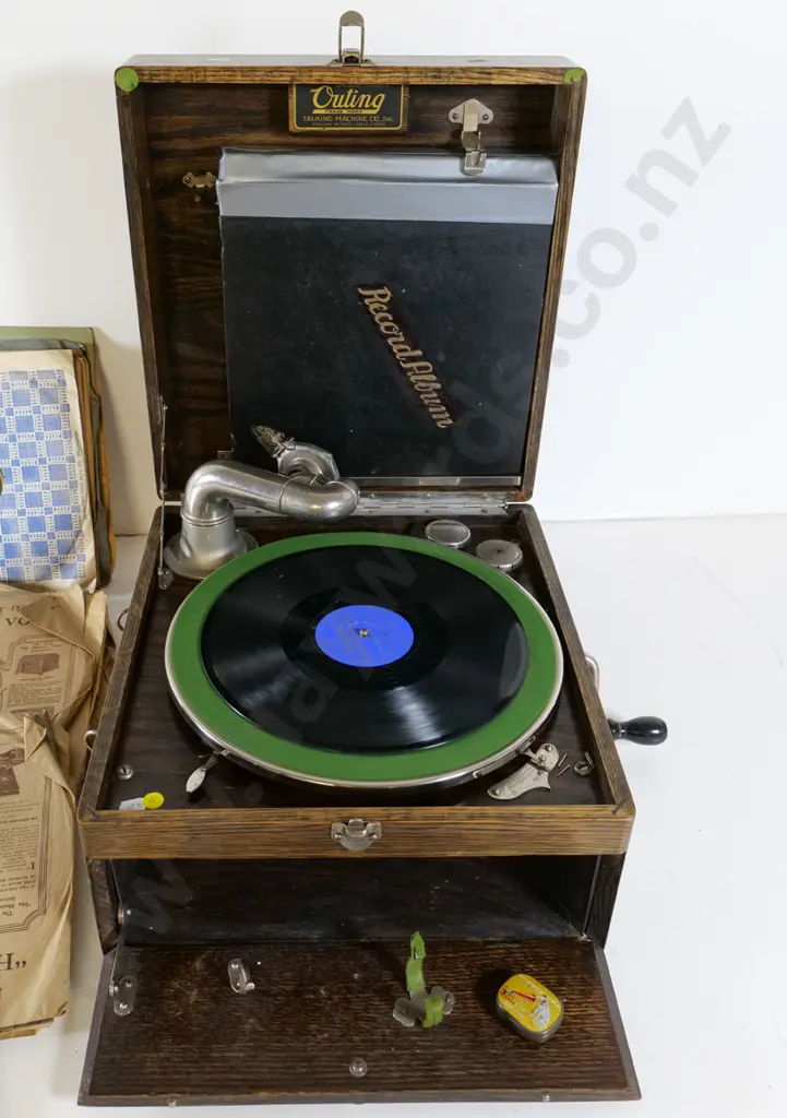 oak-cased portable wind-up gramophone - Outing Talking Machine Co New York - and various 78s H200 W350 D380 Image 1++