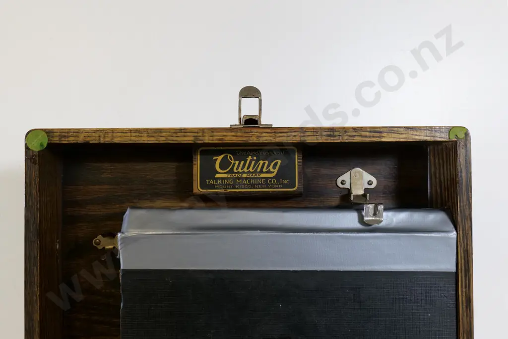 oak-cased portable wind-up gramophone - Outing Talking Machine Co New York - and various 78s H200 W350 D380 Image 1++