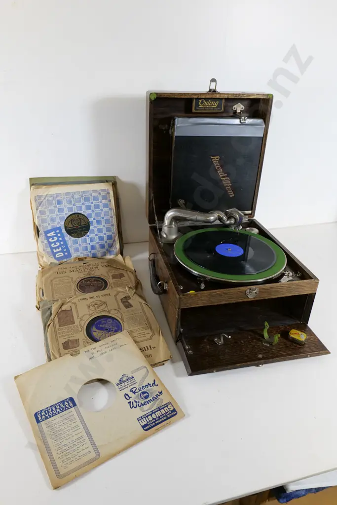 oak-cased portable wind-up gramophone - Outing Talking Machine Co New York - and various 78s H200 W350 D380 Image 1++